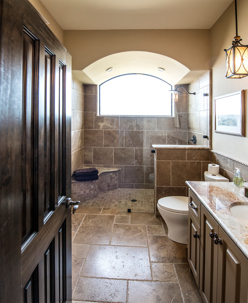 Imagen de cuarto de baño clásico con lavabo bajoencimera, encimera de granito, ducha empotrada, baldosas y/o azulejos marrones, paredes marrones y suelo de travertino
