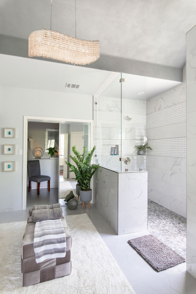 Idéer för ett stort modernt vit en-suite badrum, med luckor med upphöjd panel, grå skåp, en öppen dusch, flerfärgad kakel, keramikplattor, grå väggar, klinkergolv i keramik, ett undermonterad handfat, bänkskiva i kvarts, grått golv och med dusch som är öppen