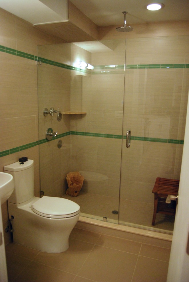 Идея дизайна: ванная комната в современном стиле с раковиной с пьедесталом, душем в нише, унитазом-моноблоком, бежевой плиткой, бежевыми стенами и полом из керамической плитки