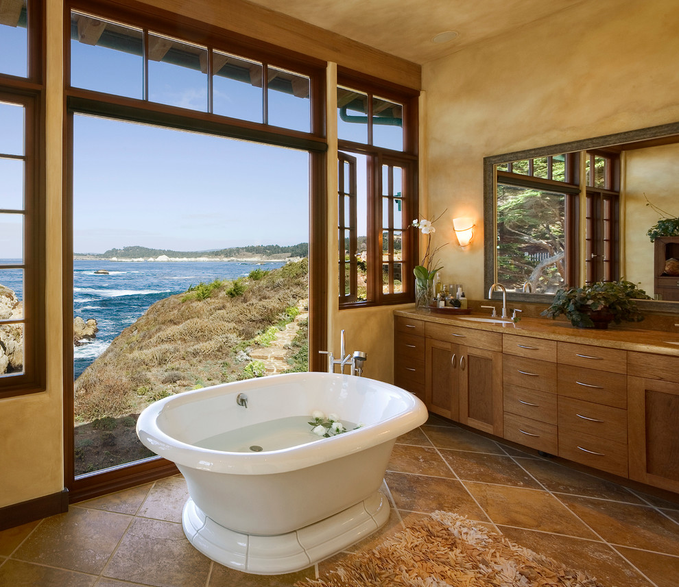 Foto de cuarto de baño contemporáneo con bañera exenta