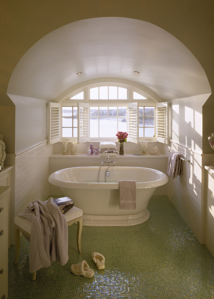 Modelo de cuarto de baño tradicional con bañera exenta, baldosas y/o azulejos de cemento, suelo con mosaicos de baldosas y suelo verde