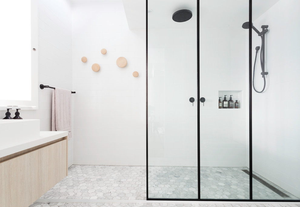 メルボルンにあるお手頃価格の中くらいなコンテンポラリースタイルのおしゃれな浴室 (壁付け型シンク、クオーツストーンの洗面台、一体型トイレ	、白いタイル、磁器タイル、白い壁、大理石の床、オープン型シャワー) の写真
