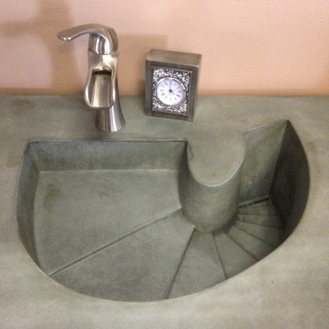 Modelo de cuarto de baño contemporáneo pequeño con encimera de cemento