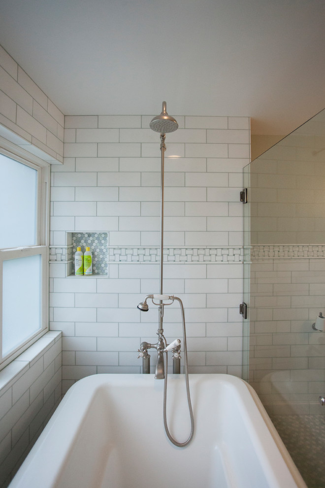 Exemple d'une salle de bain craftsman en bois clair de taille moyenne avec un placard à porte shaker, une baignoire indépendante, un combiné douche/baignoire, un carrelage blanc, du carrelage en marbre et une cabine de douche à porte battante.