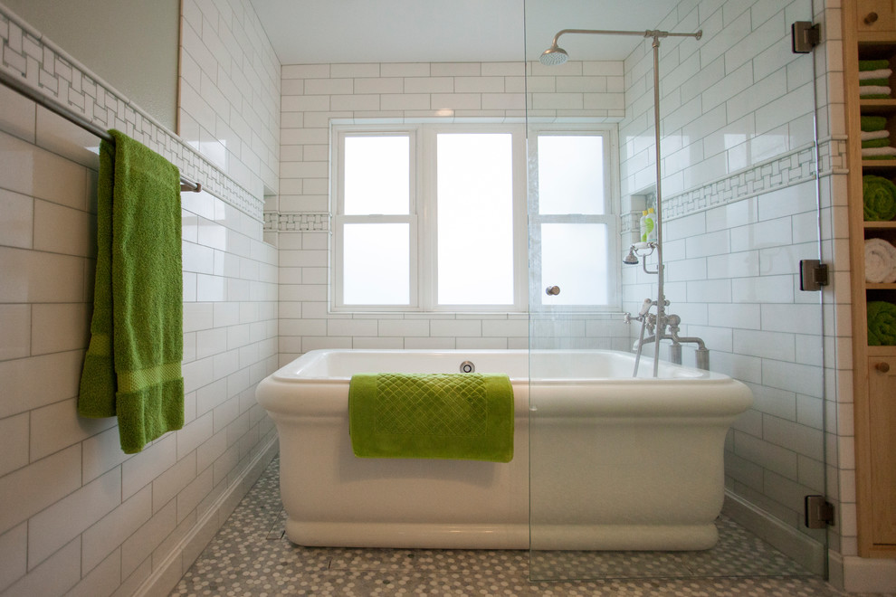 Mittelgroßes Uriges Badezimmer mit Schrankfronten im Shaker-Stil, hellen Holzschränken, freistehender Badewanne, Duschbadewanne, weißen Fliesen, Marmorfliesen und Falttür-Duschabtrennung in Seattle