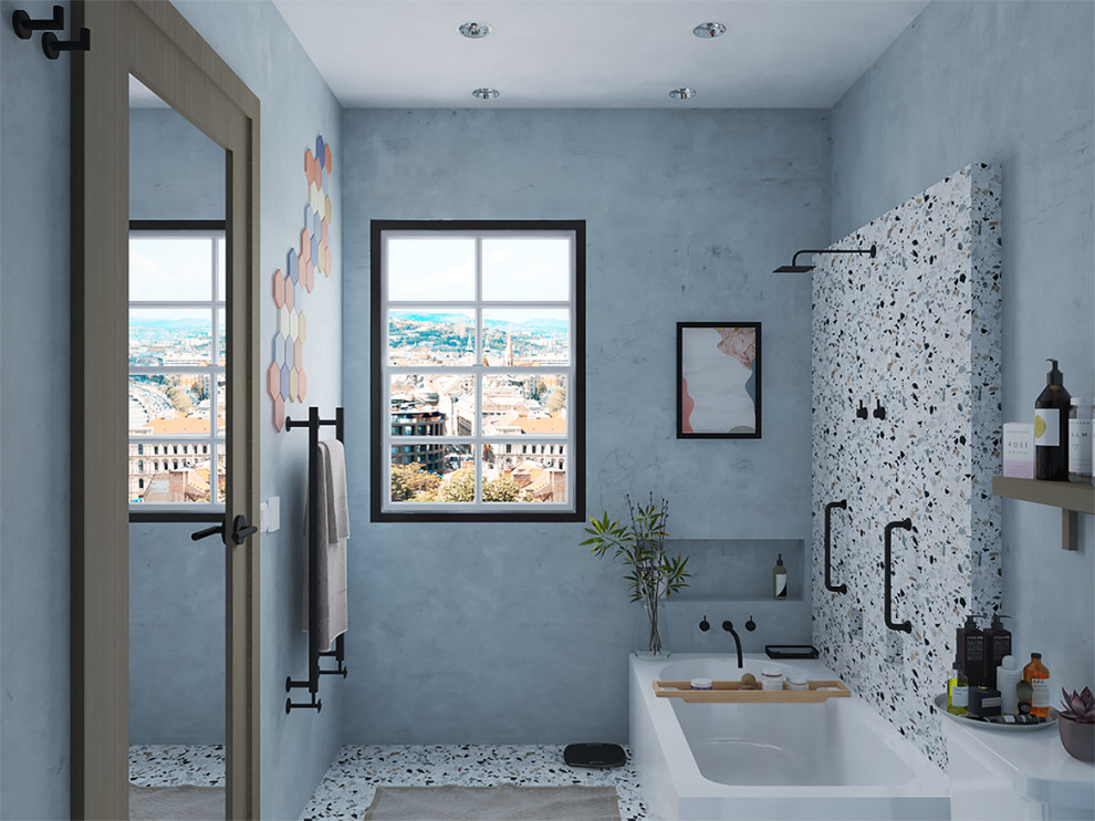 Стильный дизайн: большая ванная комната в стиле модернизм с полновстраиваемой ванной, душем над ванной, раздельным унитазом, синей плиткой, синими стенами, полом из терраццо, разноцветным полом, нишей и открытым душем - последний тренд