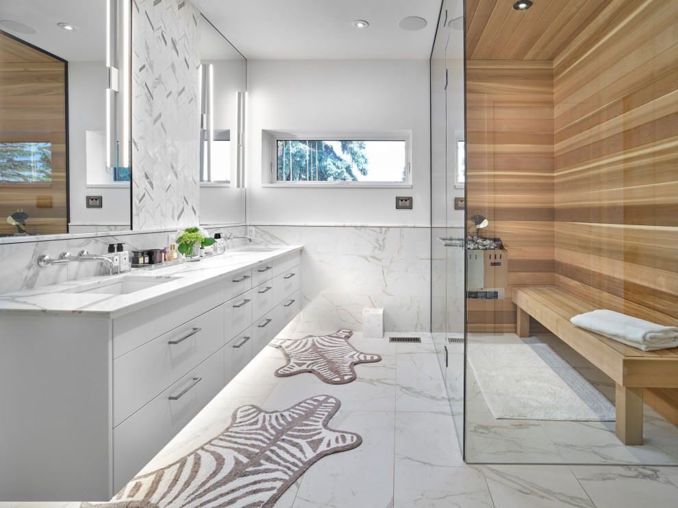 На фото: ванная комната в современном стиле с плоскими фасадами, белыми фасадами, угловым душем, белой плиткой, белыми стенами, врезной раковиной, белым полом, душем с распашными дверями и белой столешницей с