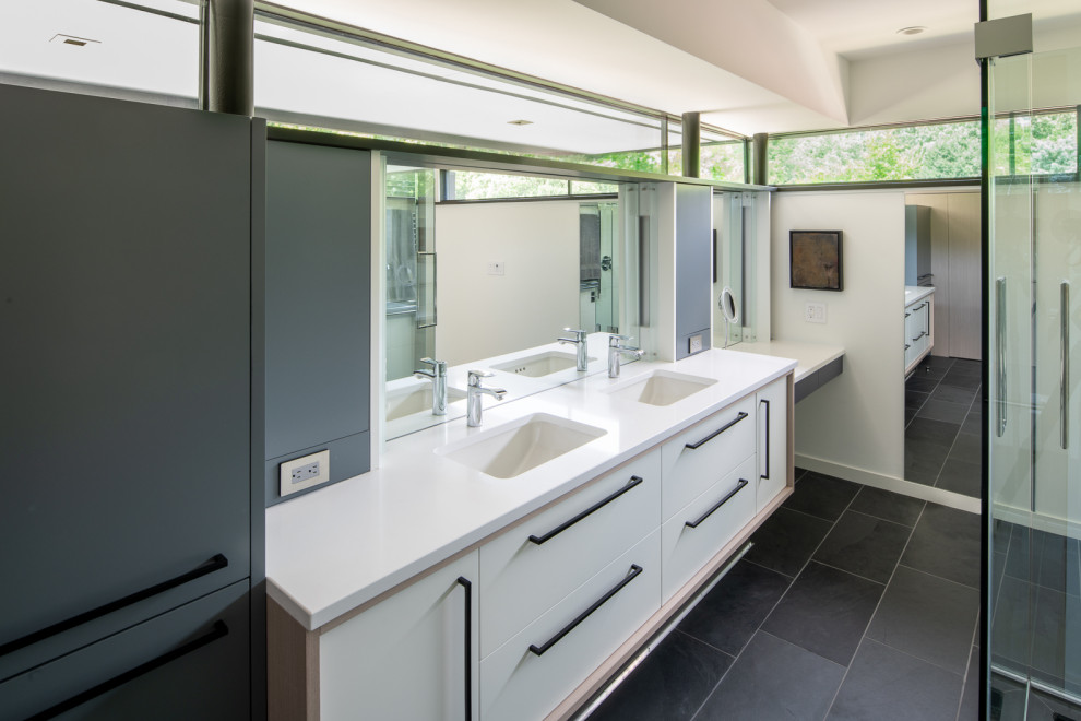 Свежая идея для дизайна: маленькая главная ванная комната в стиле ретро с врезной раковиной, столешницей из искусственного кварца, душем с распашными дверями и белой столешницей для на участке и в саду - отличное фото интерьера