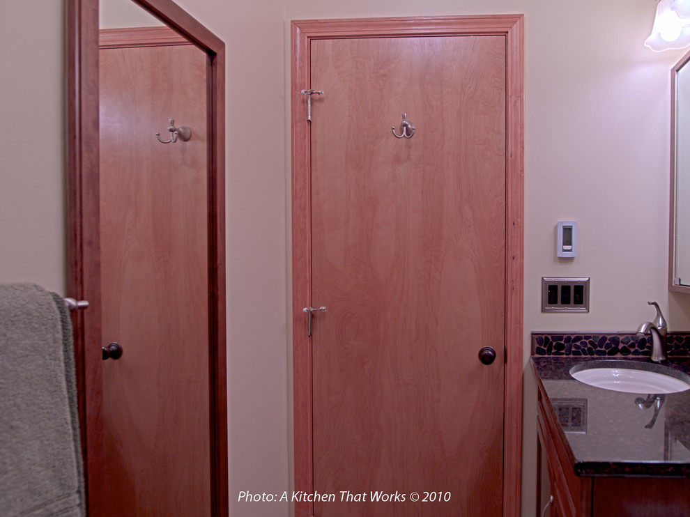 Пример оригинального дизайна: маленькая главная ванная комната в классическом стиле с врезной раковиной, фасадами с утопленной филенкой, темными деревянными фасадами, столешницей из гранита, ванной в нише, душем над ванной, раздельным унитазом, коричневой плиткой, керамогранитной плиткой, бежевыми стенами, полом из керамогранита, коричневым полом, шторкой для ванной, черной столешницей, тумбой под одну раковину и встроенной тумбой для на участке и в саду