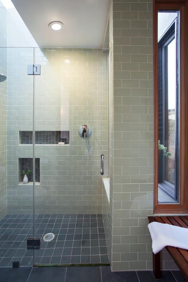 Пример оригинального дизайна: главная ванная комната среднего размера в стиле модернизм с врезной раковиной, плоскими фасадами, темными деревянными фасадами, душем в нише, раздельным унитазом, зеленой плиткой, керамической плиткой, зелеными стенами, полом из сланца и столешницей из искусственного кварца
