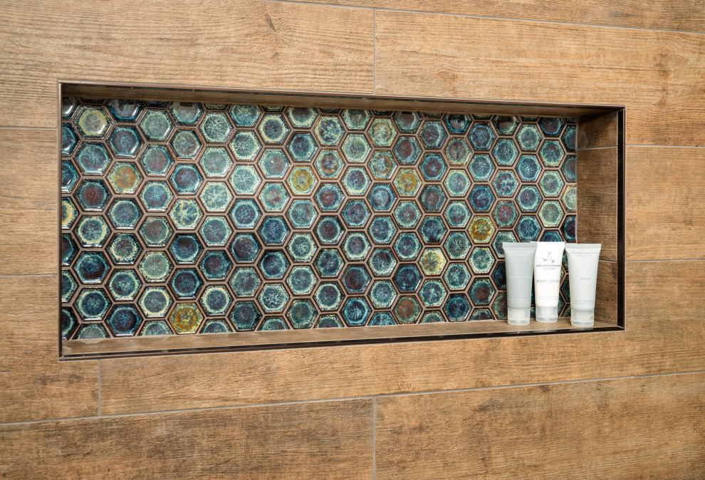 Diseño de cuarto de baño principal actual de tamaño medio con suelo de baldosas de porcelana y suelo gris