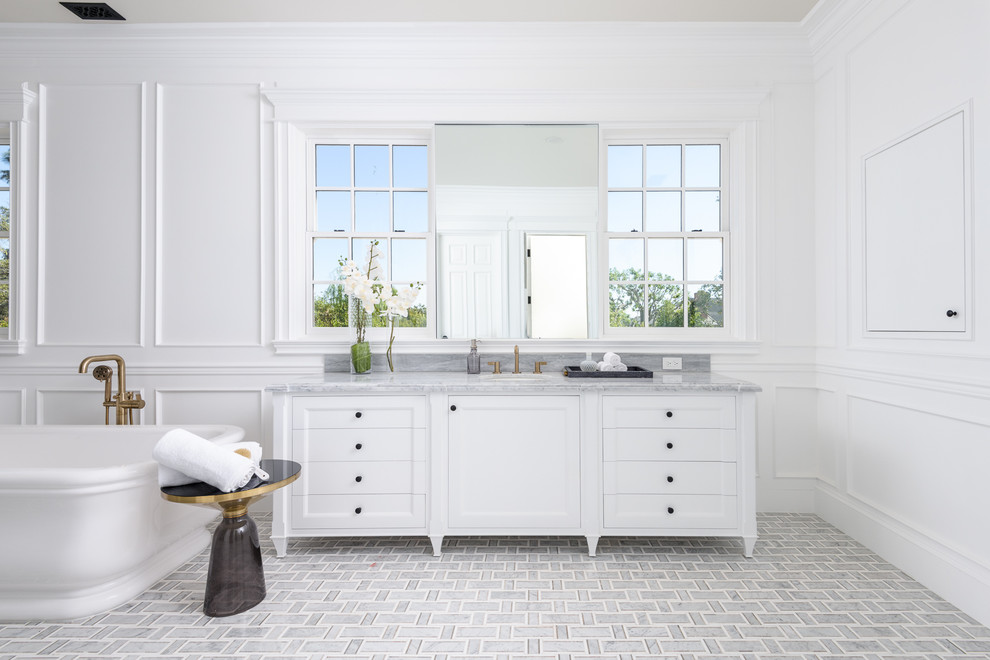 Idéer för att renovera ett mycket stort funkis grå grått en-suite badrum, med möbel-liknande, vita skåp, ett fristående badkar, en dusch i en alkov, grå kakel, stenhäll, vita väggar, ett undermonterad handfat, marmorbänkskiva, flerfärgat golv och dusch med gångjärnsdörr