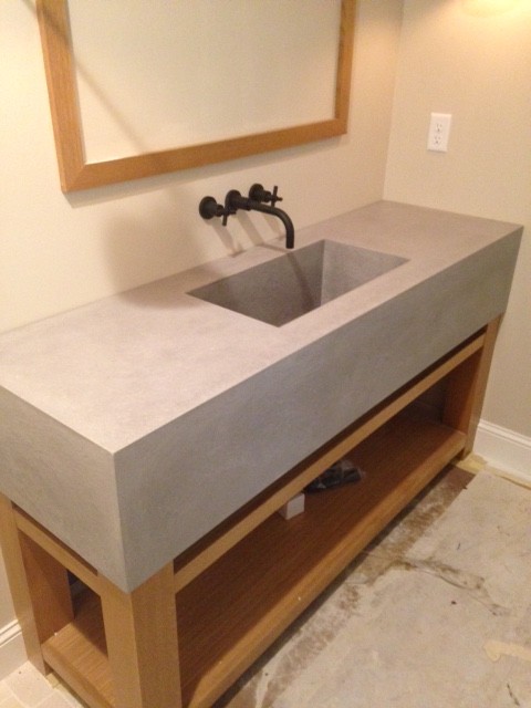 Immagine di una grande sauna minimalista con nessun'anta, pavimento con piastrelle in ceramica, lavabo integrato e top in cemento