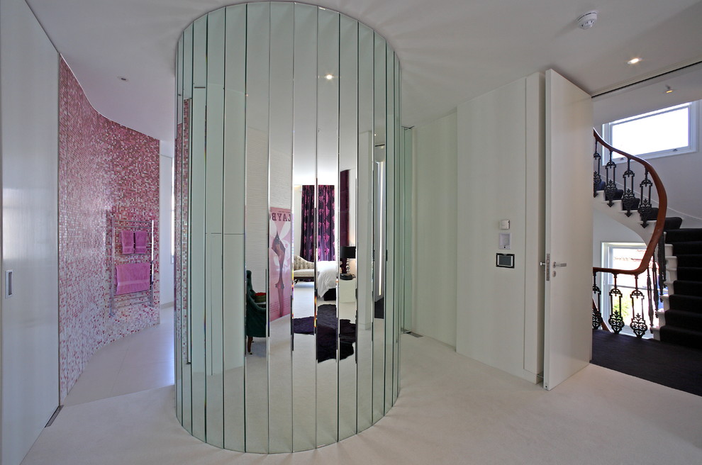Modelo de cuarto de baño actual con ducha abierta, baldosas y/o azulejos rosa, baldosas y/o azulejos en mosaico y ducha abierta