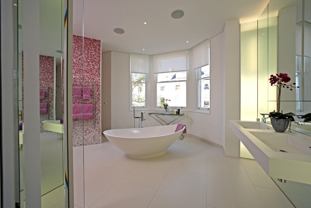 Пример оригинального дизайна: ванная комната в современном стиле с отдельно стоящей ванной и плиткой мозаикой