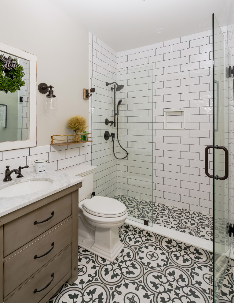 Idéer för att renovera ett litet lantligt vit vitt badrum, med grå väggar, möbel-liknande, bruna skåp, vit kakel, porslinskakel, cementgolv, ett konsol handfat, marmorbänkskiva, flerfärgat golv och dusch med gångjärnsdörr