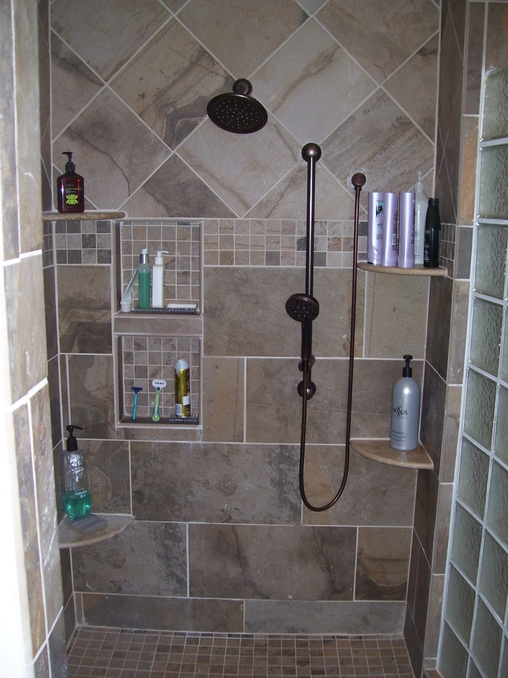 Foto de cuarto de baño principal clásico de tamaño medio con ducha abierta, baldosas y/o azulejos marrones, baldosas y/o azulejos de porcelana y suelo de baldosas de porcelana