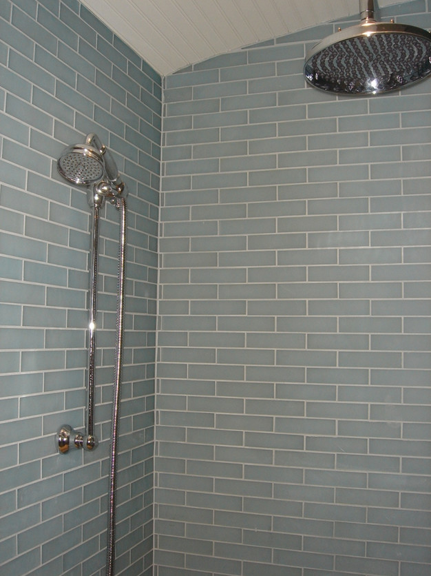 Cette image montre une grande douche en alcôve principale rustique avec un placard à porte shaker, des portes de placard blanches, une baignoire encastrée, un carrelage bleu, des carreaux de porcelaine, un mur beige, un lavabo encastré et un plan de toilette en quartz modifié.