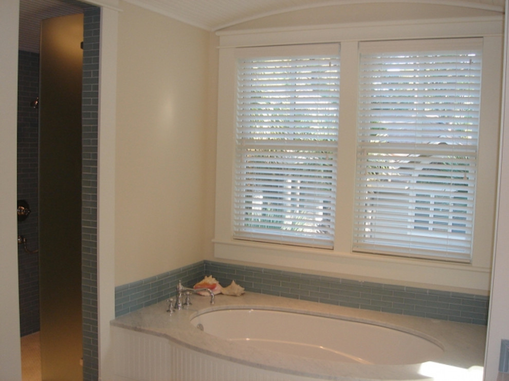 Exempel på ett stort lantligt en-suite badrum, med skåp i shakerstil, vita skåp, ett undermonterat badkar, en dusch i en alkov, blå kakel, porslinskakel, beige väggar, ett undermonterad handfat och bänkskiva i kvarts