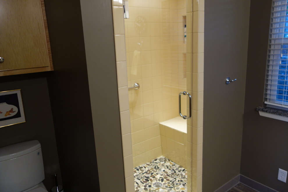 Immagine di una stanza da bagno con doccia minimalista di medie dimensioni con lavabo sottopiano, ante lisce, ante in legno chiaro, top in granito, doccia alcova, WC a due pezzi, piastrelle gialle, piastrelle in gres porcellanato, pareti marroni e pavimento in linoleum