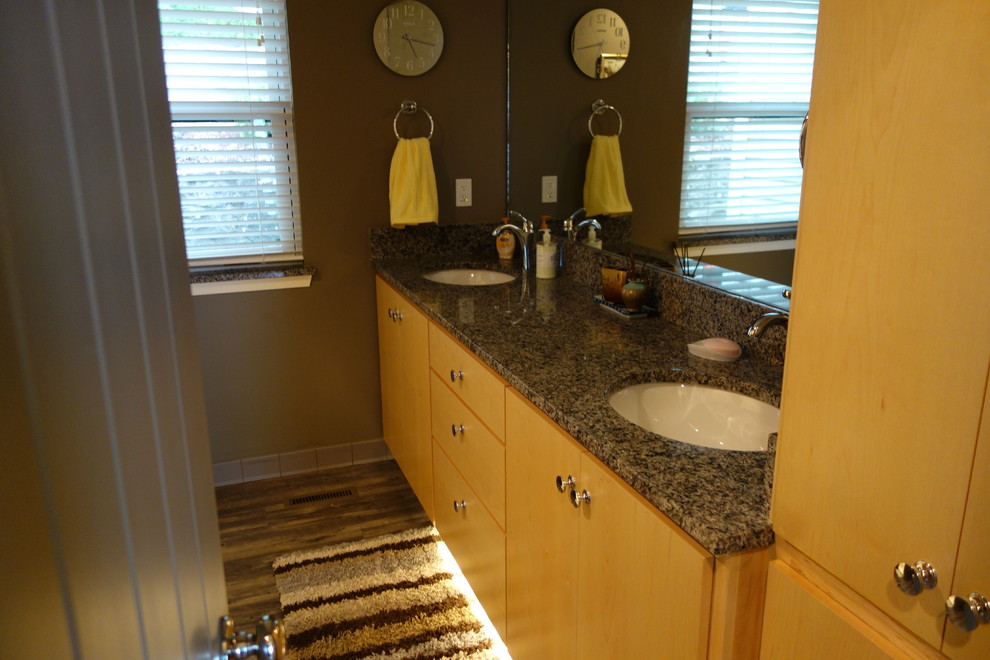 Cette image montre une salle de bain minimaliste en bois clair de taille moyenne avec un lavabo encastré, un placard à porte plane, un plan de toilette en granite, WC séparés, un carrelage jaune, des carreaux de porcelaine, un mur marron et un sol en linoléum.