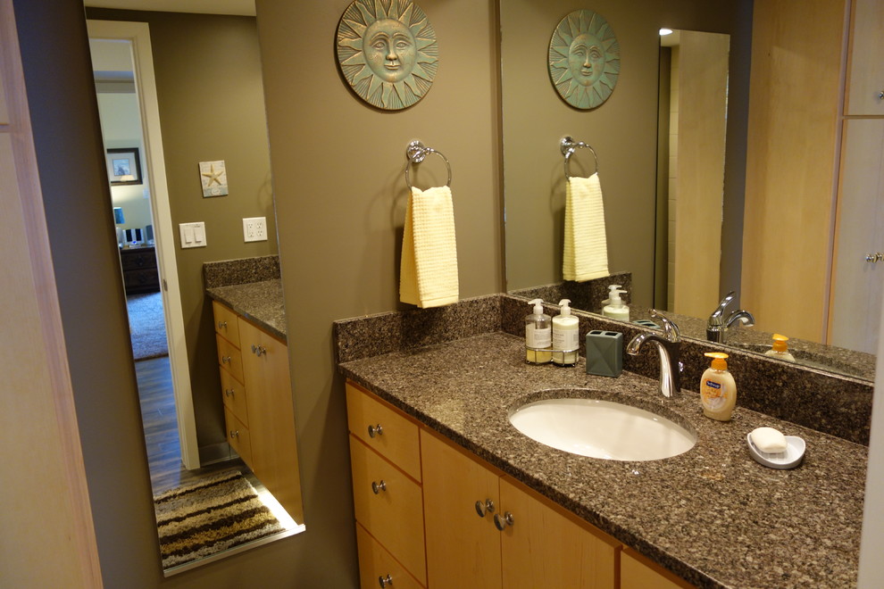 Foto på ett mellanstort funkis badrum med dusch, med ett undermonterad handfat, släta luckor, skåp i ljust trä, granitbänkskiva, en dusch i en alkov, en toalettstol med separat cisternkåpa, gul kakel, porslinskakel, bruna väggar och linoleumgolv