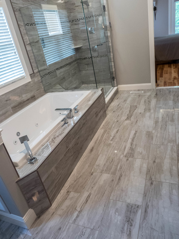 Imagen de cuarto de baño contemporáneo con bañera encastrada, ducha esquinera, paredes grises y suelo de baldosas de porcelana