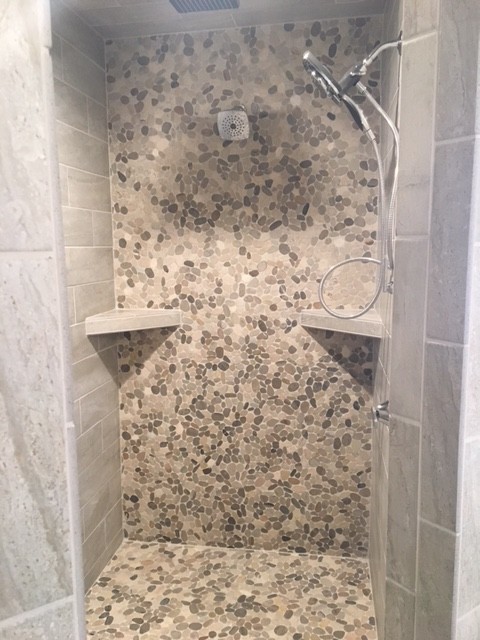 Idéer för mellanstora vintage en-suite badrum, med vita skåp, med dusch som är öppen, skåp i shakerstil, ett fristående badkar, en dusch i en alkov, klinkergolv i porslin, ett undermonterad handfat, bänkskiva i kvartsit och grått golv