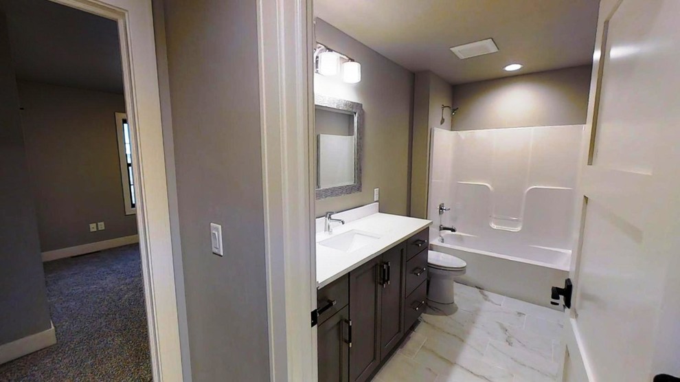 Bild på ett mellanstort vintage badrum med dusch, med en dusch/badkar-kombination, en toalettstol med hel cisternkåpa, klinkergolv i keramik, dusch med duschdraperi, skåp i shakerstil, bruna skåp, ett badkar i en alkov, beige väggar, ett undermonterad handfat, bänkskiva i kvarts och vitt golv
