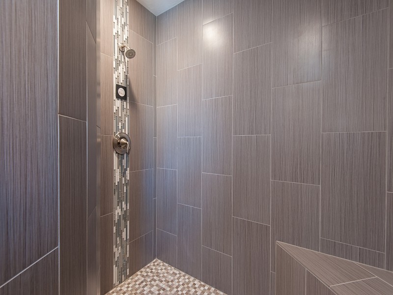 Inredning av ett amerikanskt stort en-suite badrum, med en öppen dusch, grå kakel, keramikplattor och vita väggar