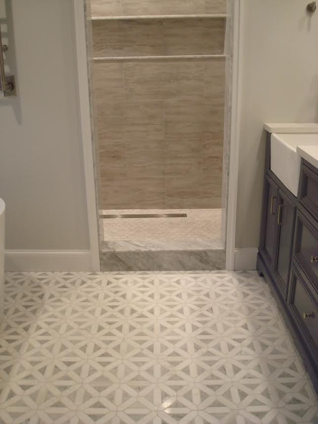 Bild på ett mellanstort vintage vit vitt en-suite badrum, med skåp i mörkt trä, ett fristående badkar, en dusch i en alkov, beige kakel, grå väggar, ett undermonterad handfat, bänkskiva i kvarts och flerfärgat golv