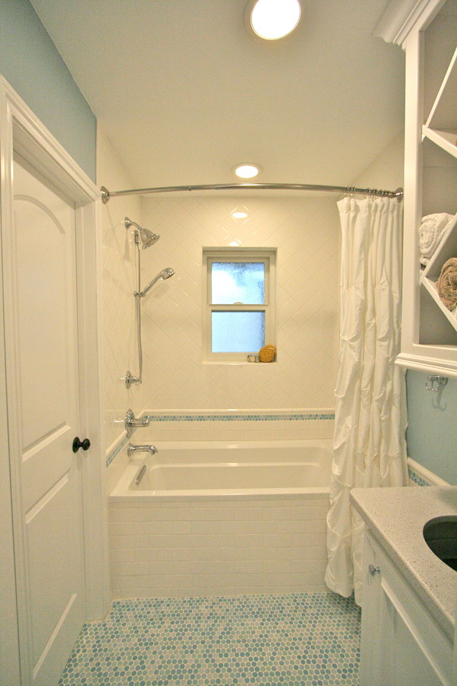 Пример оригинального дизайна: детская ванная комната в стиле неоклассика (современная классика) с белыми фасадами, разноцветной плиткой, плиткой мозаикой и зелеными стенами