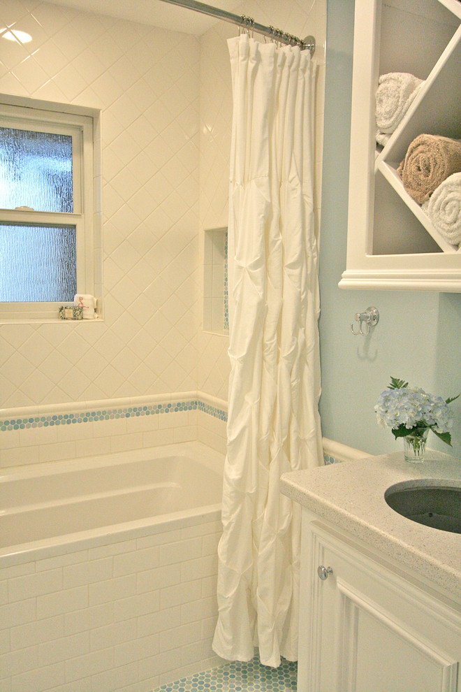 Immagine di una stanza da bagno per bambini classica con ante bianche, piastrelle multicolore, piastrelle a mosaico e pareti verdi