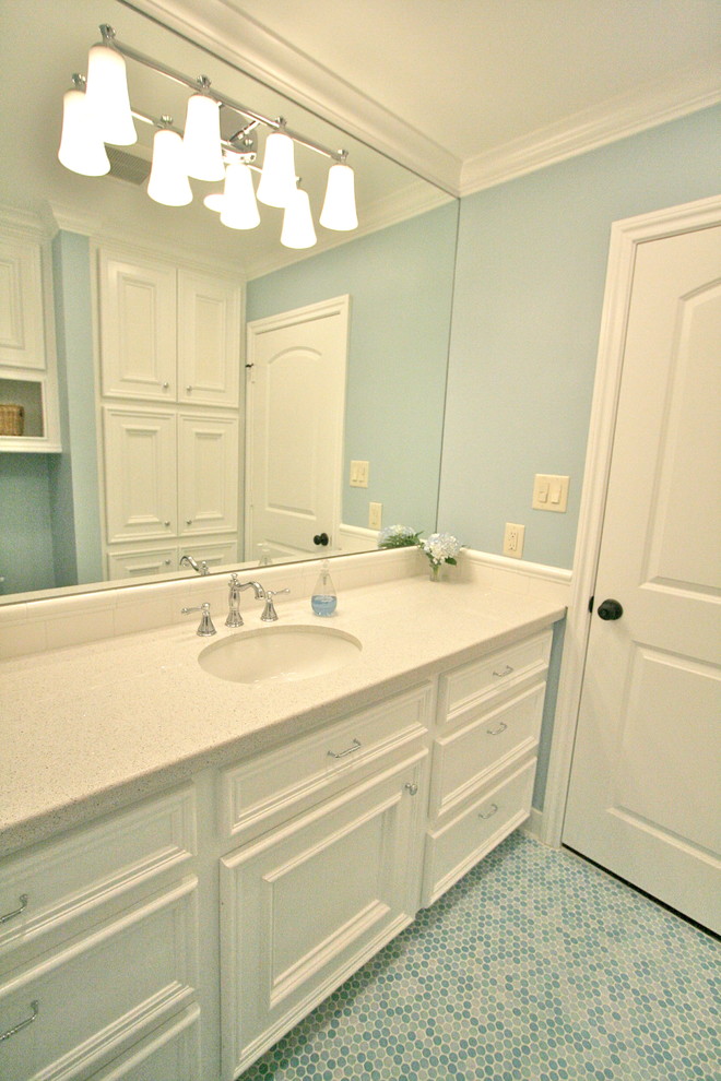 Foto de cuarto de baño infantil clásico renovado con puertas de armario blancas, baldosas y/o azulejos multicolor, baldosas y/o azulejos en mosaico y paredes verdes