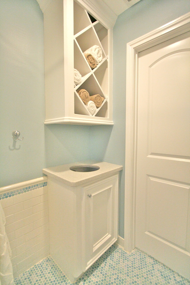 Idées déco pour une salle de bain classique avec des portes de placard blanches, mosaïque, un mur vert et un carrelage bleu.