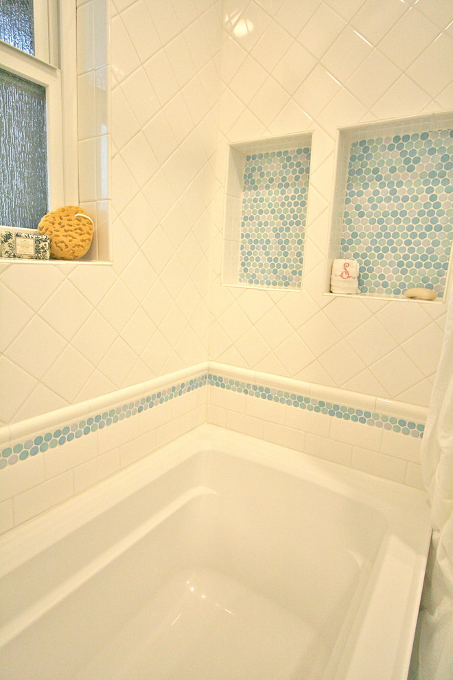 Ejemplo de cuarto de baño infantil clásico renovado con puertas de armario blancas, baldosas y/o azulejos multicolor, baldosas y/o azulejos en mosaico y paredes verdes