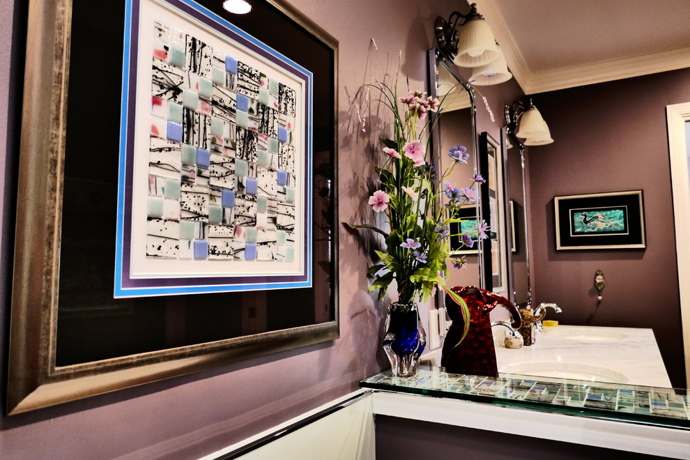 Foto di una stanza da bagno padronale minimal di medie dimensioni con piastrelle multicolore, piastrelle di vetro, pareti viola e top in quarzite