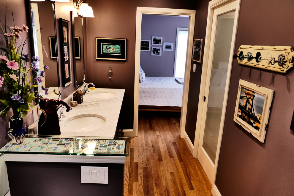 Foto di una stanza da bagno padronale design di medie dimensioni con piastrelle multicolore, piastrelle di vetro, pareti viola e top in quarzite