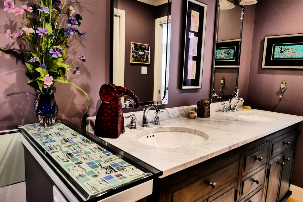 Стильный дизайн: главная ванная комната среднего размера в современном стиле с разноцветной плиткой, стеклянной плиткой, фиолетовыми стенами и столешницей из кварцита - последний тренд
