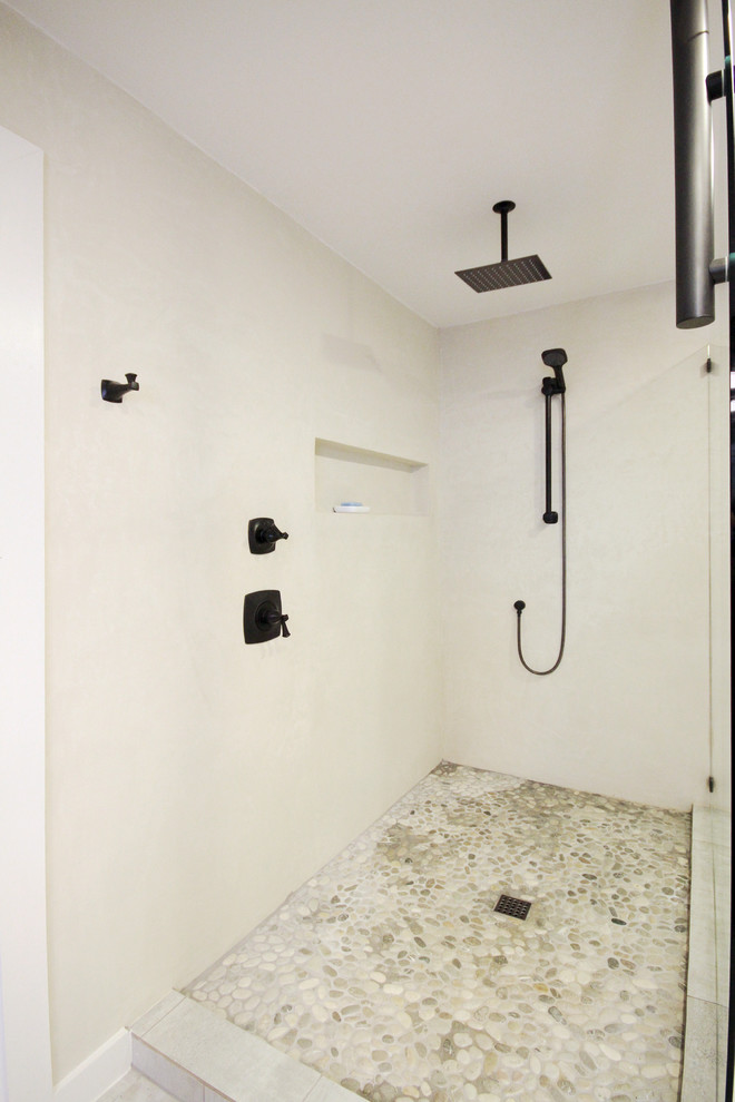 Foto di una stanza da bagno padronale tradizionale con ante in stile shaker, ante grigie, vasca freestanding, doccia aperta, top in cemento e doccia aperta