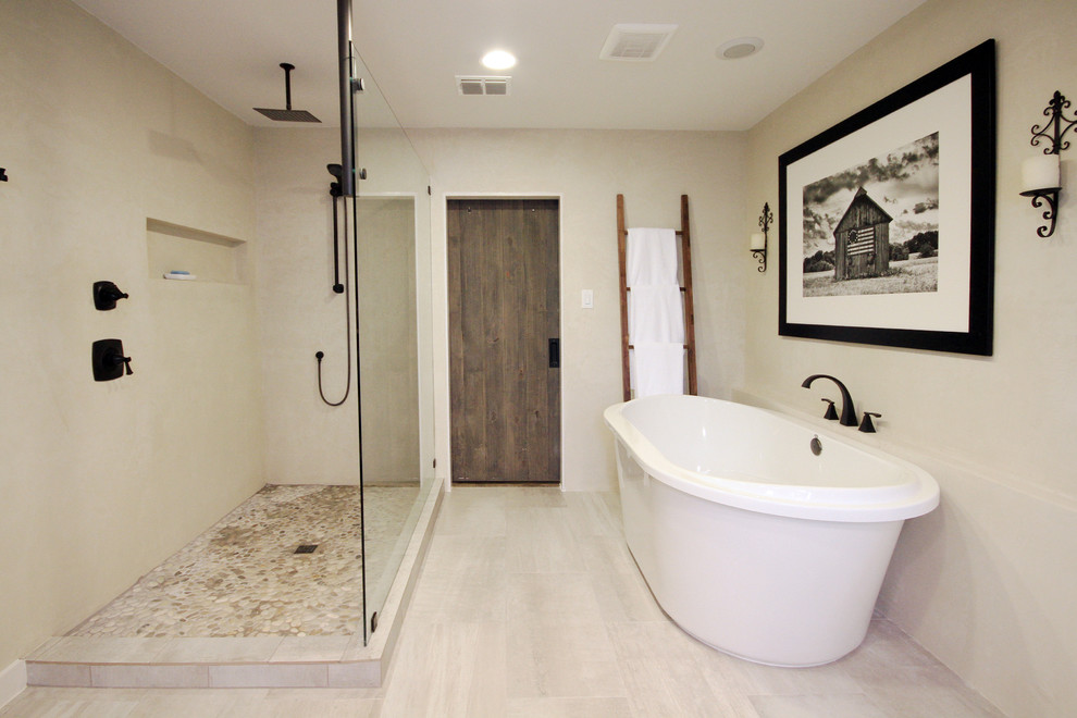 Свежая идея для дизайна: главная ванная комната в стиле неоклассика (современная классика) с фасадами в стиле шейкер, серыми фасадами, отдельно стоящей ванной, открытым душем, столешницей из бетона и открытым душем - отличное фото интерьера