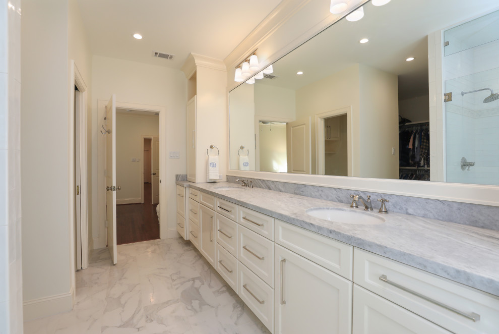 Inspiration för klassiska badrum, med släta luckor, vita skåp, klinkergolv i porslin, ett undermonterad handfat, marmorbänkskiva och dusch med gångjärnsdörr