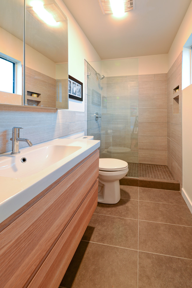 Esempio di una piccola stanza da bagno moderna con lavabo integrato, doccia alcova, WC a due pezzi, ante lisce, ante in legno scuro, piastrelle grigie, piastrelle in ceramica, pareti bianche e pavimento con piastrelle in ceramica