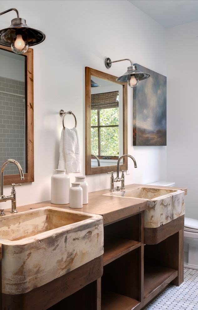 他の地域にある中くらいなトランジショナルスタイルのおしゃれな浴室 (オープンシェルフ、濃色木目調キャビネット、白い壁、木製洗面台、横長型シンク) の写真