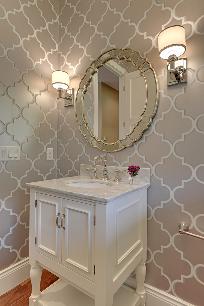 Foto di una stanza da bagno tradizionale con lavabo sottopiano, ante bianche, pareti grigie, pavimento in legno massello medio e ante con riquadro incassato