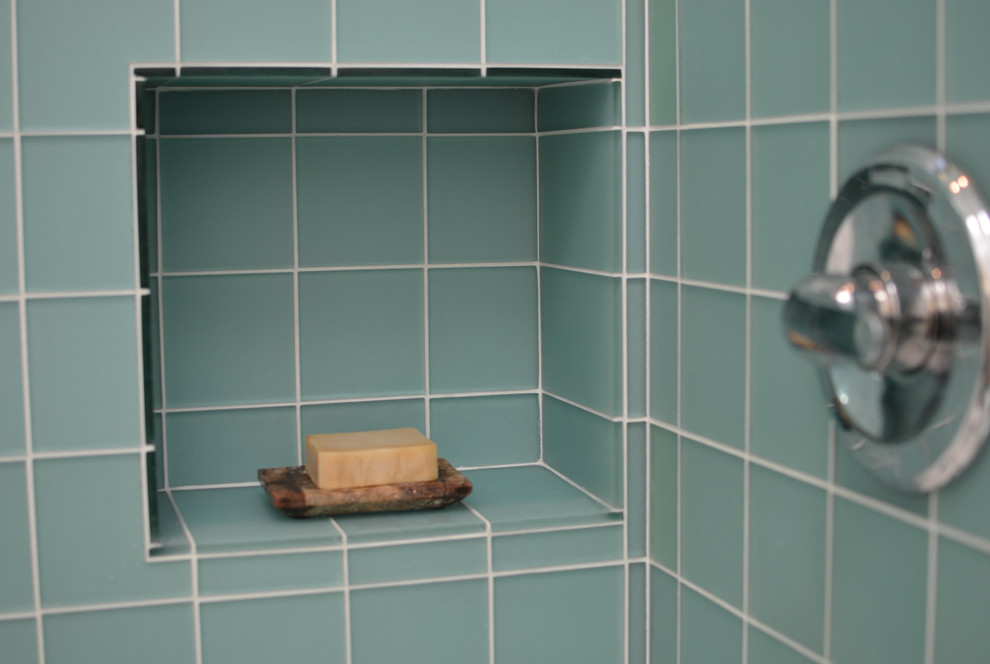 Maritimes Badezimmer mit Duschbadewanne, blauen Fliesen und Glasfliesen in San Francisco