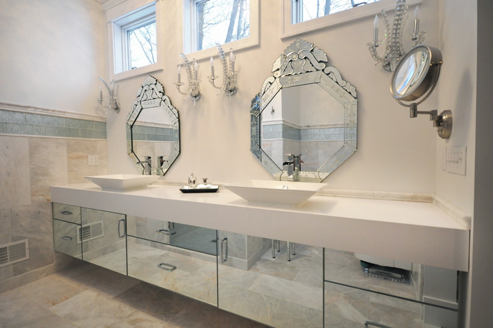 Foto di una stanza da bagno boho chic con lavabo a bacinella, ante di vetro e top in quarzo composito