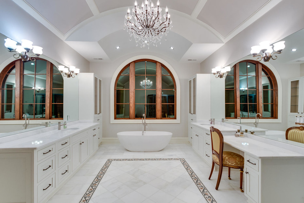 Foto de cuarto de baño principal mediterráneo con lavabo bajoencimera, armarios estilo shaker, puertas de armario blancas, bañera exenta y paredes grises