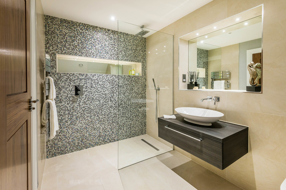 Стильный дизайн: ванная комната в современном стиле с плоскими фасадами, темными деревянными фасадами, открытым душем, бежевой плиткой, разноцветной плиткой, бежевыми стенами, душевой кабиной, настольной раковиной и открытым душем - последний тренд