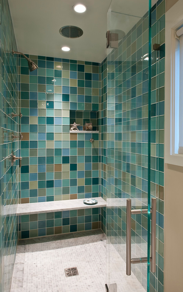 На фото: огромная главная ванная комната в стиле неоклассика (современная классика) с фасадами в стиле шейкер, светлыми деревянными фасадами, ванной в нише, душем в нише, унитазом-моноблоком, зеленой плиткой, керамогранитной плиткой, зелеными стенами, мраморным полом, врезной раковиной и мраморной столешницей с